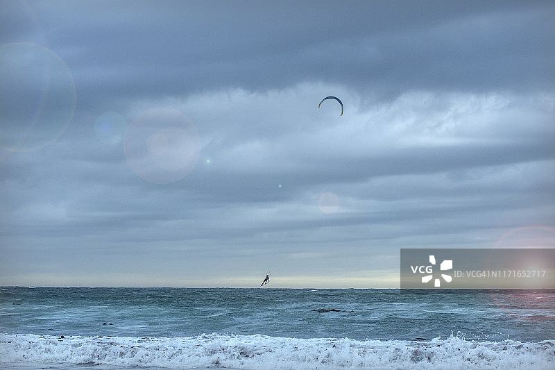 男子风筝登在空中特技-库存图像图片素材