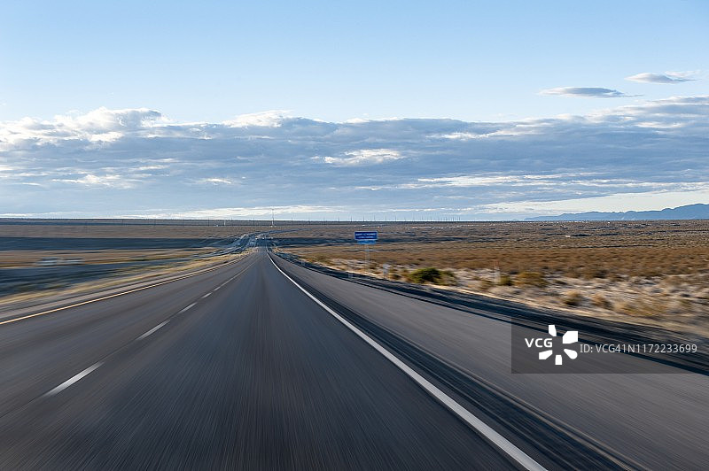美国西部的一条空而直的道路图片素材