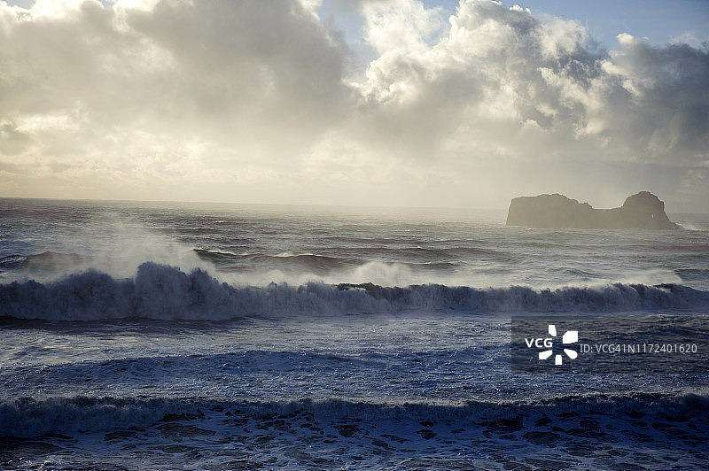 南冰岛迪霍雷的海岩和海浪图片素材