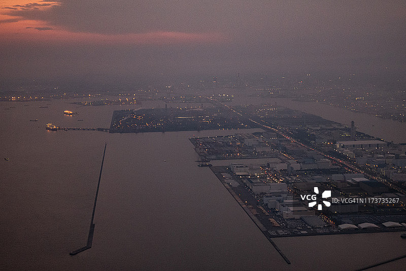 日本神奈川县厂区日落时从飞机上鸟瞰图片素材