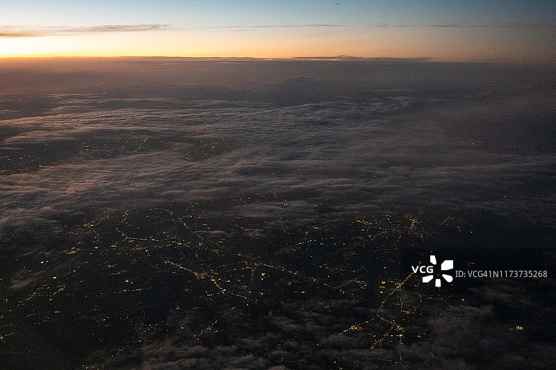 日本爱知县的冈崎和安条市日落时从飞机上鸟瞰图片素材