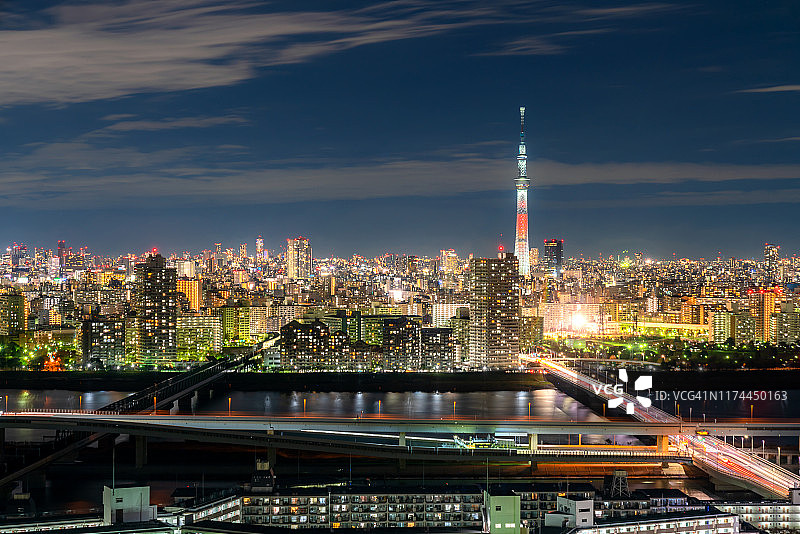观景东京和东京天空树是一个广播塔，也是日本夜间最高的建筑。图片素材