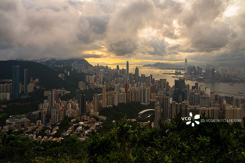 渣甸山日落的香港城市和天际线图片素材