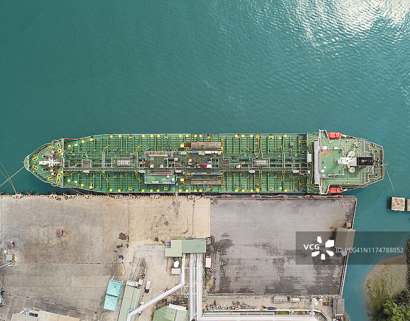 航拍俯视图油轮在装货码头从油库装卸油。图片素材