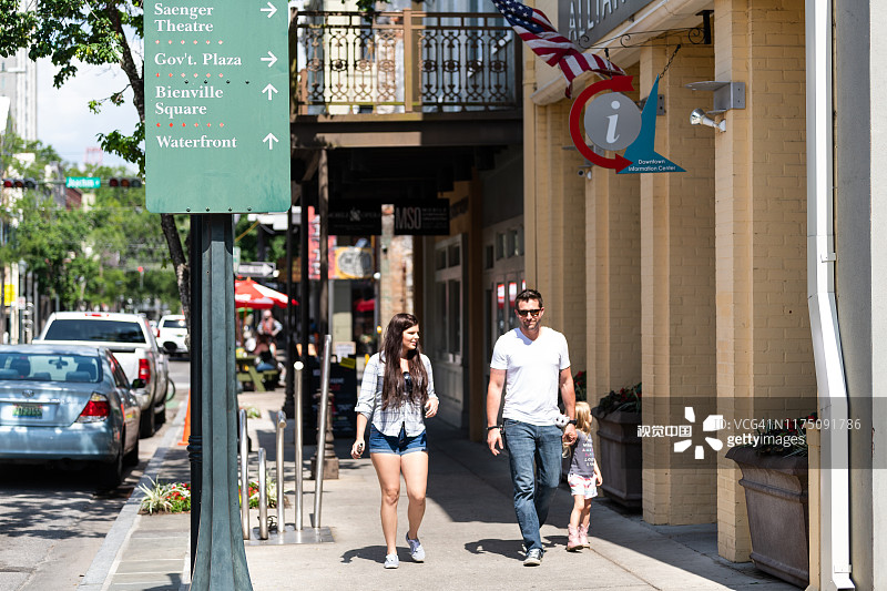 阿拉巴马州的老城多芬街，著名的南方城市，有家庭购物和指示牌指示图片素材