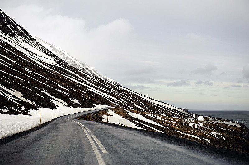 冰岛东部Reydarfjördur的蜿蜒道路图片素材