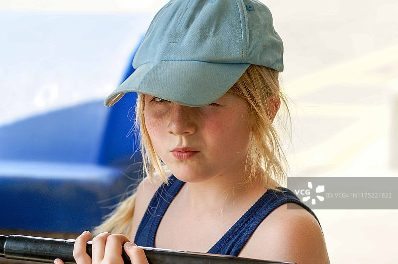 肖像一个愁眉苦脸的十几岁的女孩戴着棒球帽，加拿大图片素材