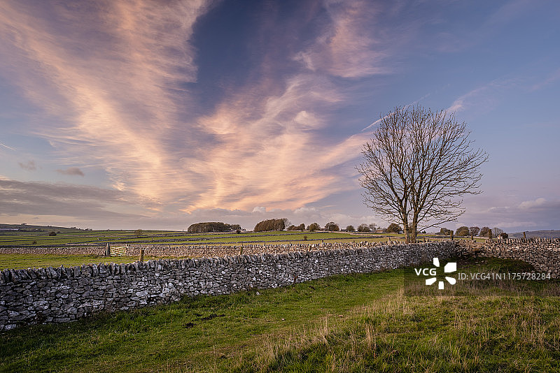 秋天日落时的石墙和田野，谢尔登，皮克区国家公园，德比郡，英国，欧洲图片素材
