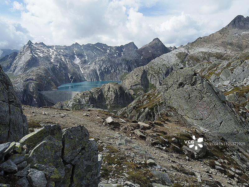 瑞士罗比伊附近的卡瓦格诺利湖和大坝的高角度视图图片素材