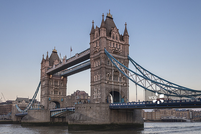 泰晤士河上的伦敦桥图片素材