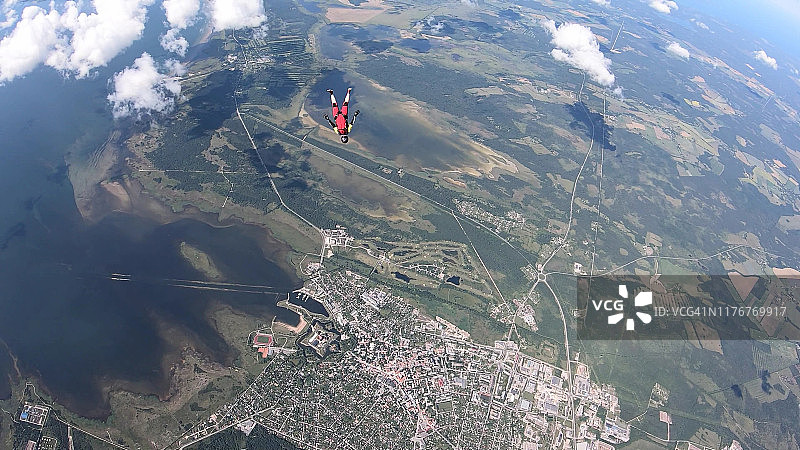 跳伞者在空中飞行，从晴朗的天空坠落图片素材