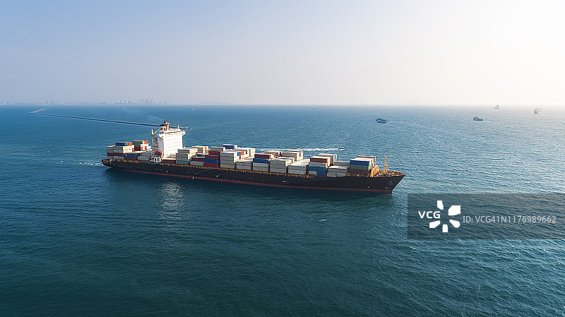 鸟瞰图集装箱船承运人集装箱在海上物流，进出口，海运或运输。图片素材