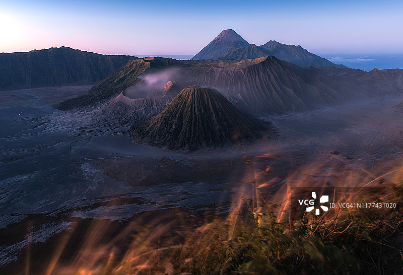 Bromo山是印度尼西亚东爪哇腾格里山脉的一部分。美丽的自然背景。图片素材