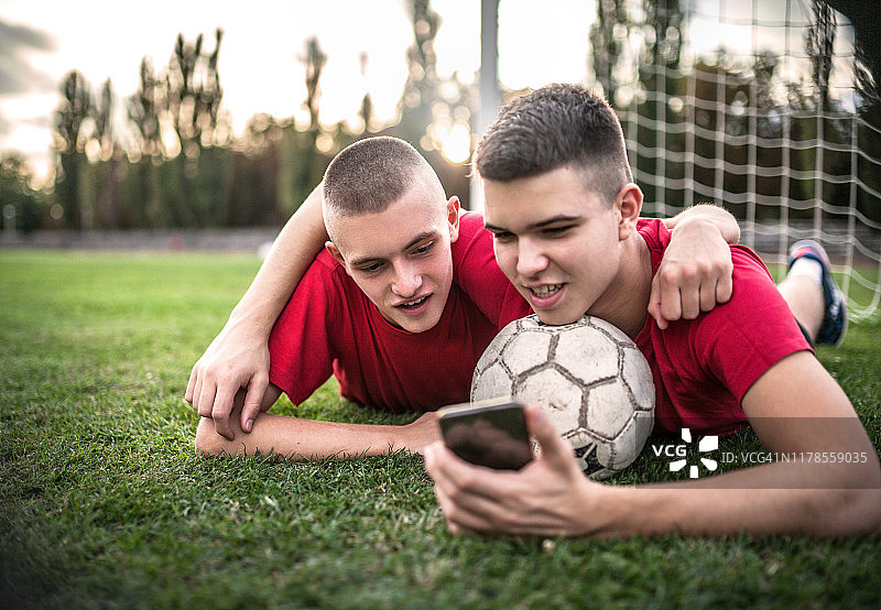 足球运动员在看手机图片素材