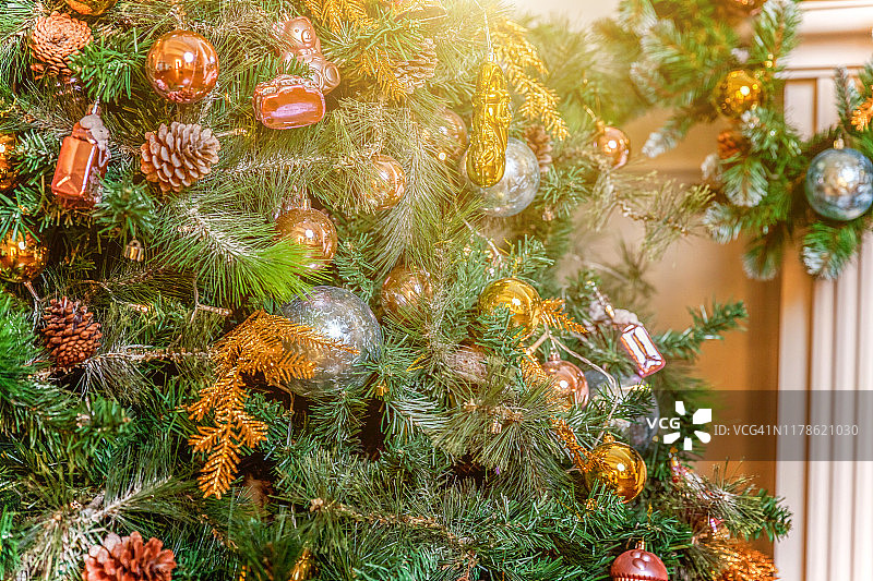 经典的新年装饰圣诞树图片素材