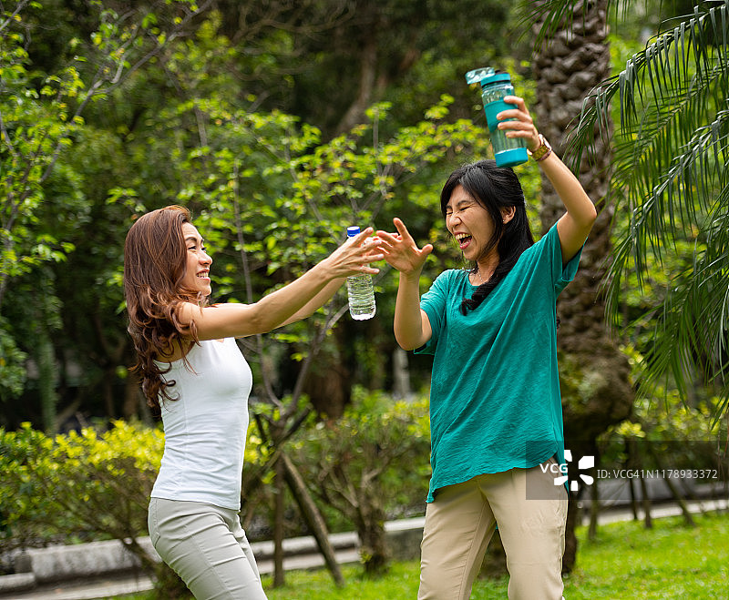 成熟的朋友们在绿色的台北公园里做运动，玩得开心图片素材