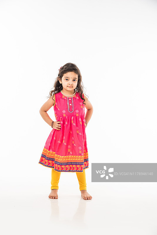 可爱的小印度女孩模特的肖像，孤立地站在白色的背景图片素材