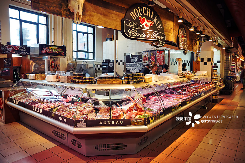 克劳德和亨利肉店与加拿大员工在柜台后面的阿特沃特市场在蒙特利尔，魁北克，加拿大。图片素材