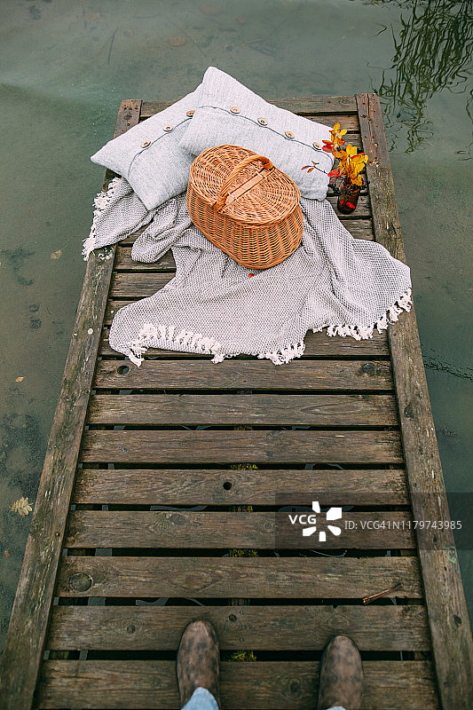 在一个雾蒙蒙的早晨在湖边野餐。秋天的概念图片素材