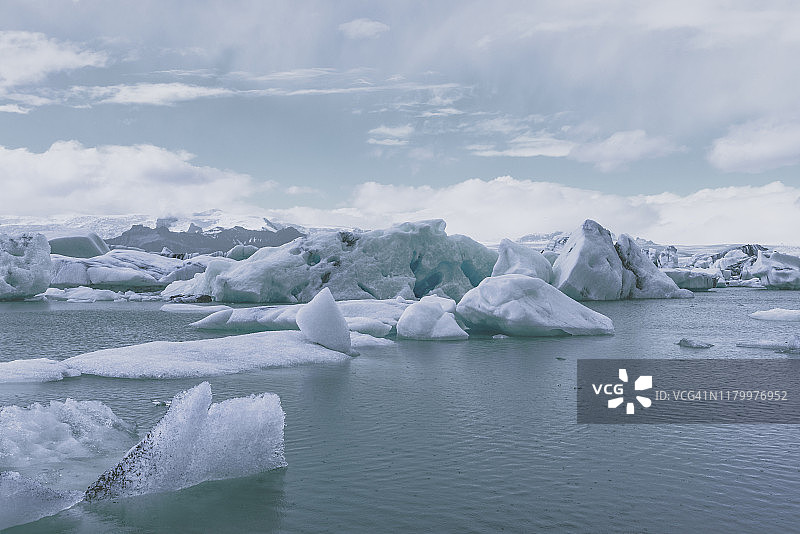 冰山在冰岛漂到海里之前在Jokulsalon冰川泻湖中融化图片素材