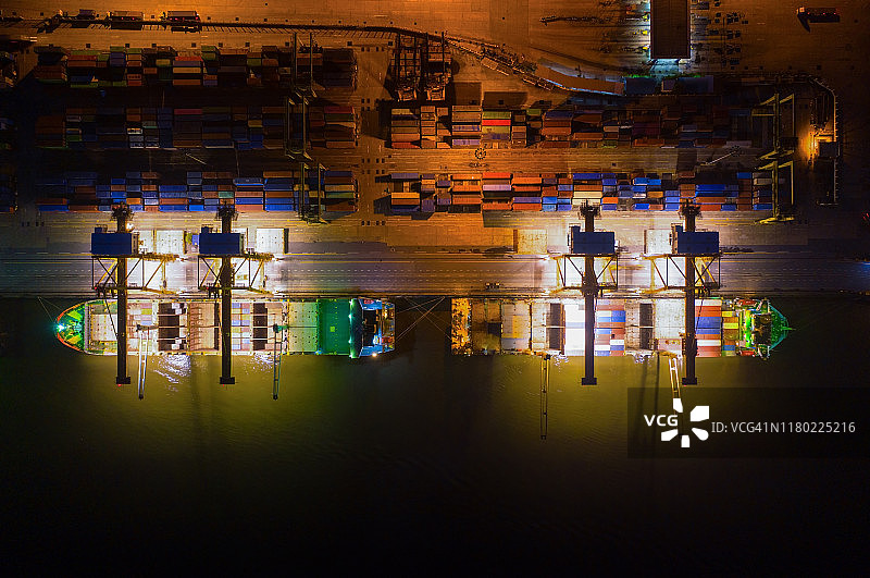 集装箱堆场是在港口拥挤船舶船舶装卸作业的国际港口的运输。从无人机拍摄。图片素材