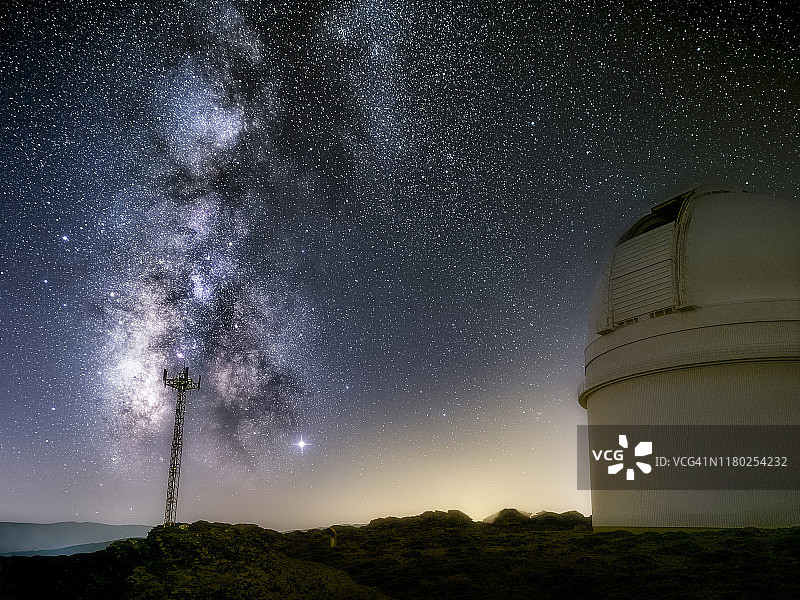 太空天文台，银河系和一个通信天线塔图片素材