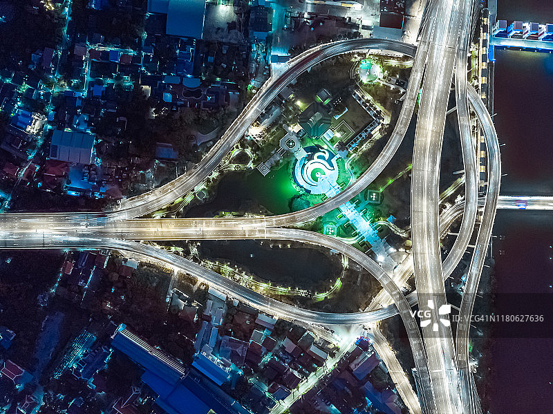 鸟瞰图普密蓬大桥道路环岛交叉路口或环岛在夜间为泰国的未来主义交通概念。图片素材