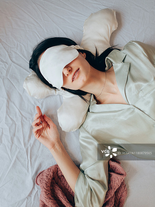 年轻女子戴着眼罩睡觉图片素材