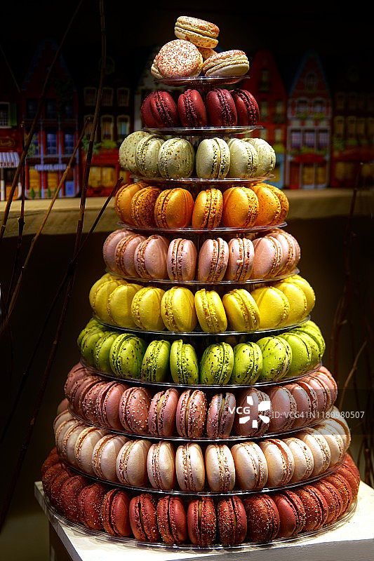 马卡龙用柔和的色调和巧克力奶油做成的金字塔形状，传统的法国彩色马卡龙图片素材