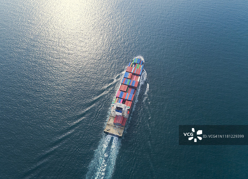 鸟瞰图集装箱货轮全承运人集装箱在蓝海上的业务物流，进出口，海运或运输。图片素材