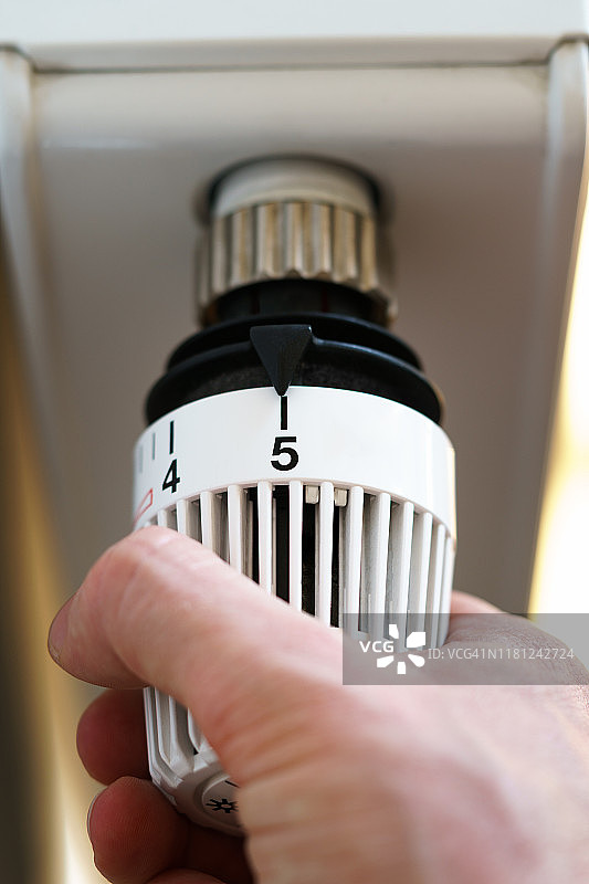 手动调节散热器恒温阀至5号图标，图标表示高加热成本或暖温度设置图片素材