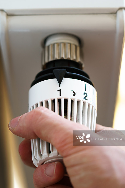手动调节散热器恒温阀至1号图标，图标用于节省采暖成本或低温设置图片素材