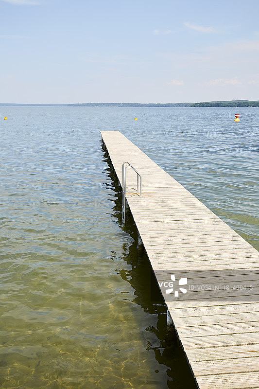 夏天，在一个田园诗般的湖边建码头图片素材