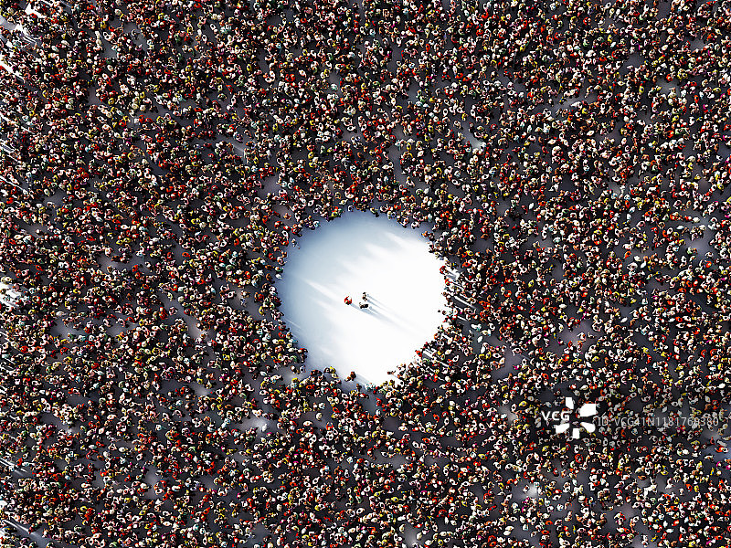 白色背景下的人群包围着三个人图片素材