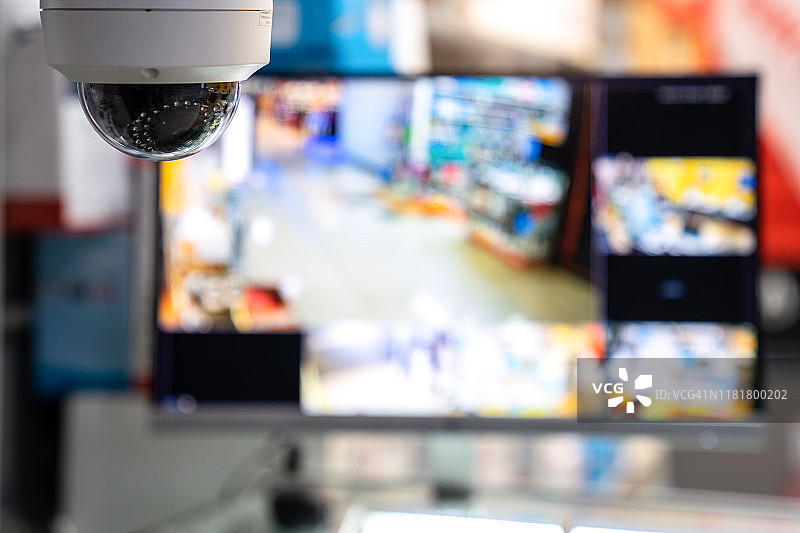 安全闭路电视摄像头或监控系统在办公楼，安全闭路电视摄像头或监控系统在商店。图片素材