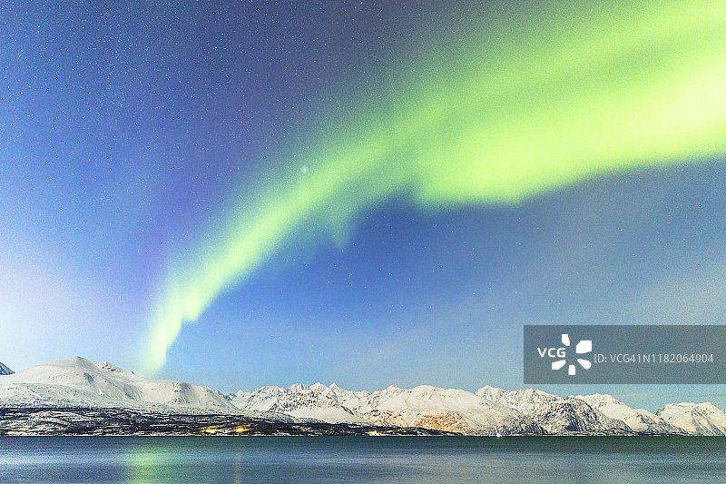 北极光照亮了挪威北部的景色。图片素材