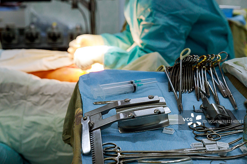 手术室心内直视手术的手术工具图片素材