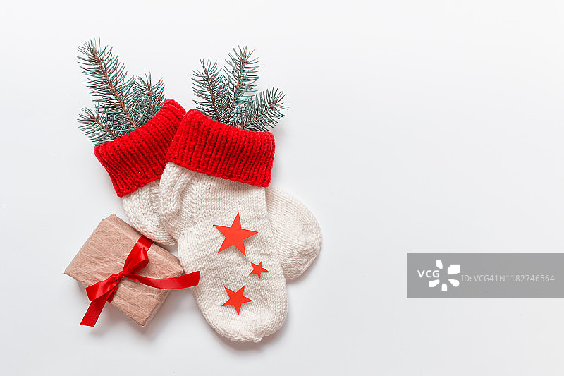 圣诞袜与礼物系红色蝴蝶结和红星图片素材