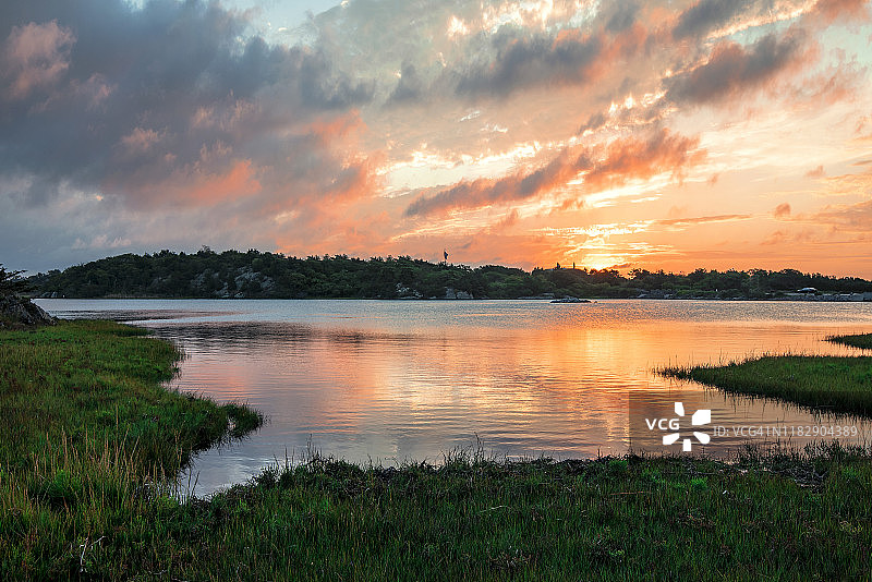 日出倒影在池塘，新港，罗德岛图片素材