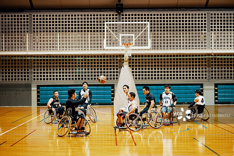 专业轮椅篮球队进行比赛和练习图片素材
