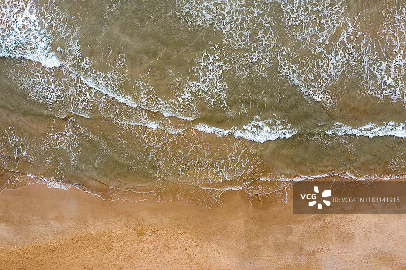 海岸作为俯视图的背景。绿松石水背景从俯视图。从空中俯瞰夏日海景图片素材