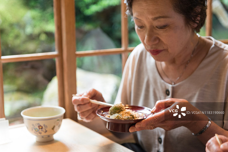 日本妇女在京都餐厅吃传统的Warabimochi甜点图片素材