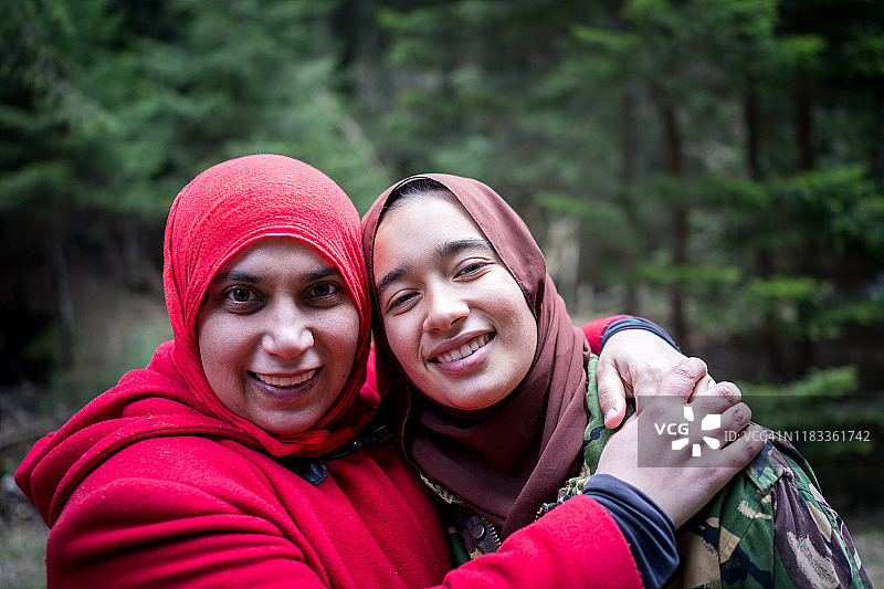 母亲和女儿在森林里图片素材