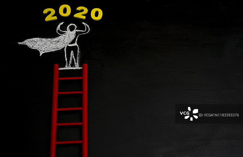 红色梯子倚着2020年的目标图片素材