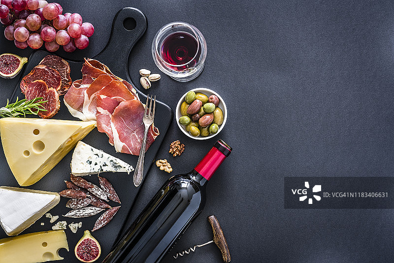 开胃菜架:红酒，伊比利亚火腿和奶酪放在乡村餐桌上图片素材