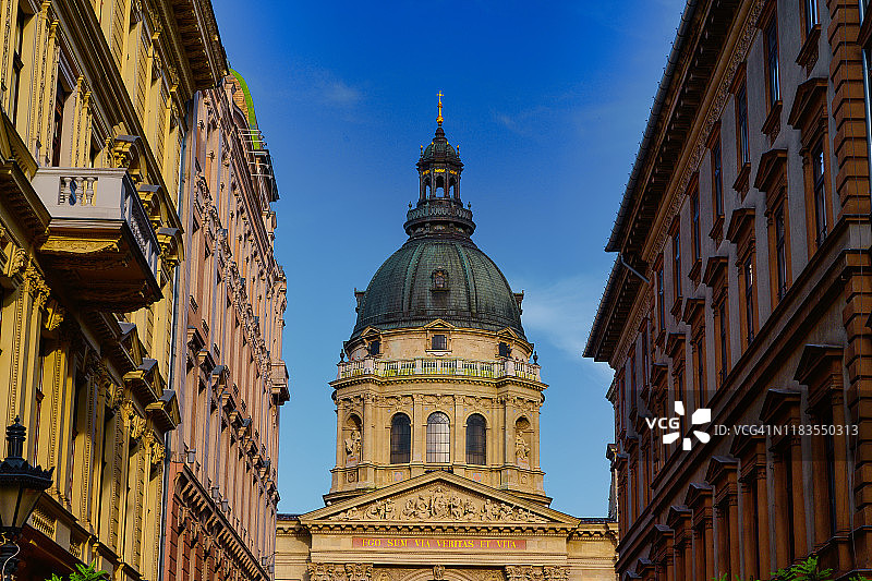 布达佩斯的城市景观与Zrinyi街和圣斯蒂芬大教堂在日落图片素材