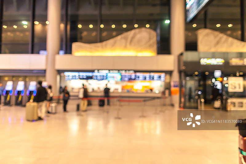 日本机场候机楼乘客的散焦镜头。图片素材
