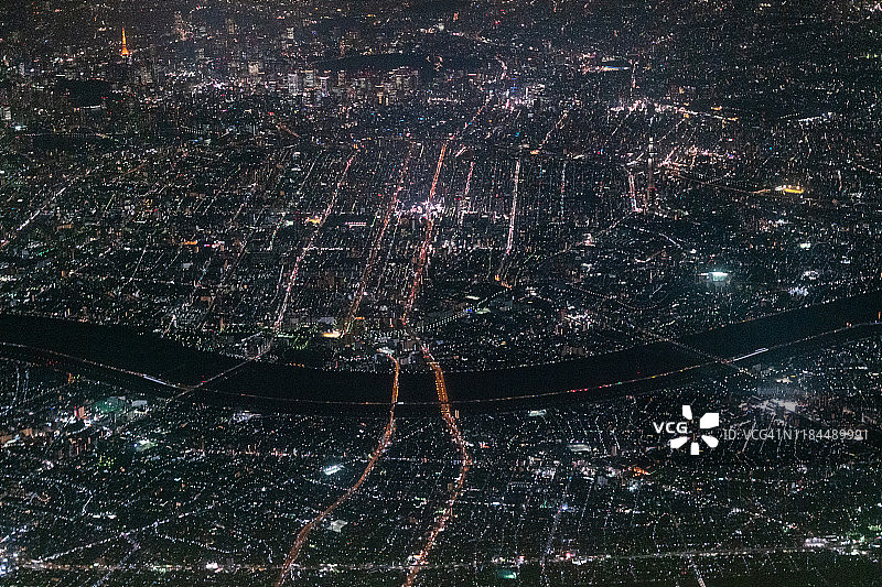 从飞机上俯瞰日本东京的东京塔和东京天空树图片素材