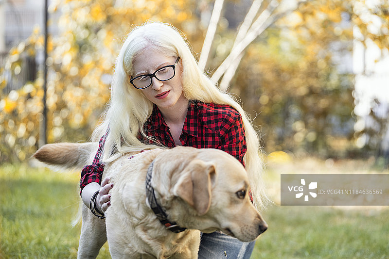 白化病女孩和她的狗图片素材