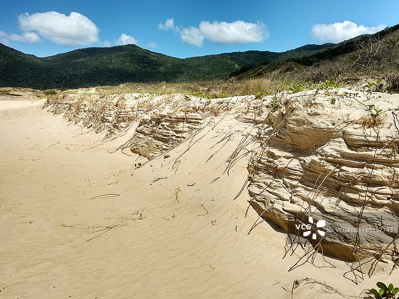 侵蚀-在Florianópolis，圣卡塔琳娜州-巴西由风造成的沙层图片素材